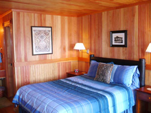 Coastal getaway oregon Wecoma room queen sized bed